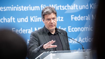 Robert Habeck (Bündnis 90/Die Grünen), Bundesminister für Wirtschaft und Klimaschutz, nimmt an einer Pressekonferenz zum Thema Fortschritt bei der Energiewende teil.