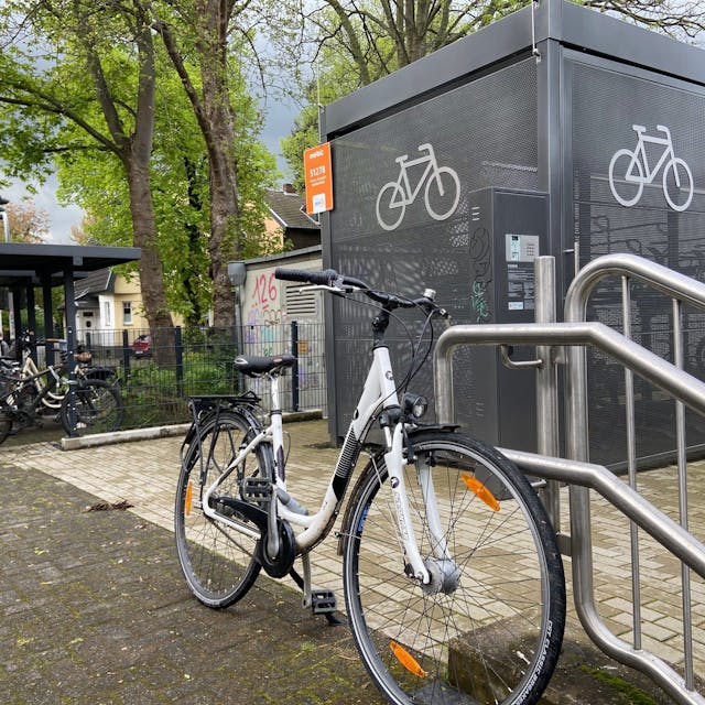 Auf dem Bild sind Fahrräder am Bahnhof Königsdorf zu sehen.