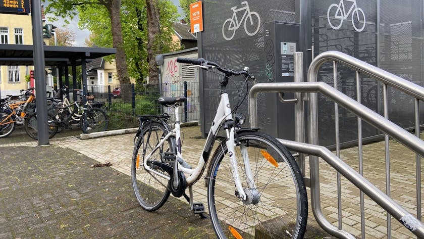 Auf dem Bild sind Fahrräder am Bahnhof Königsdorf zu sehen.