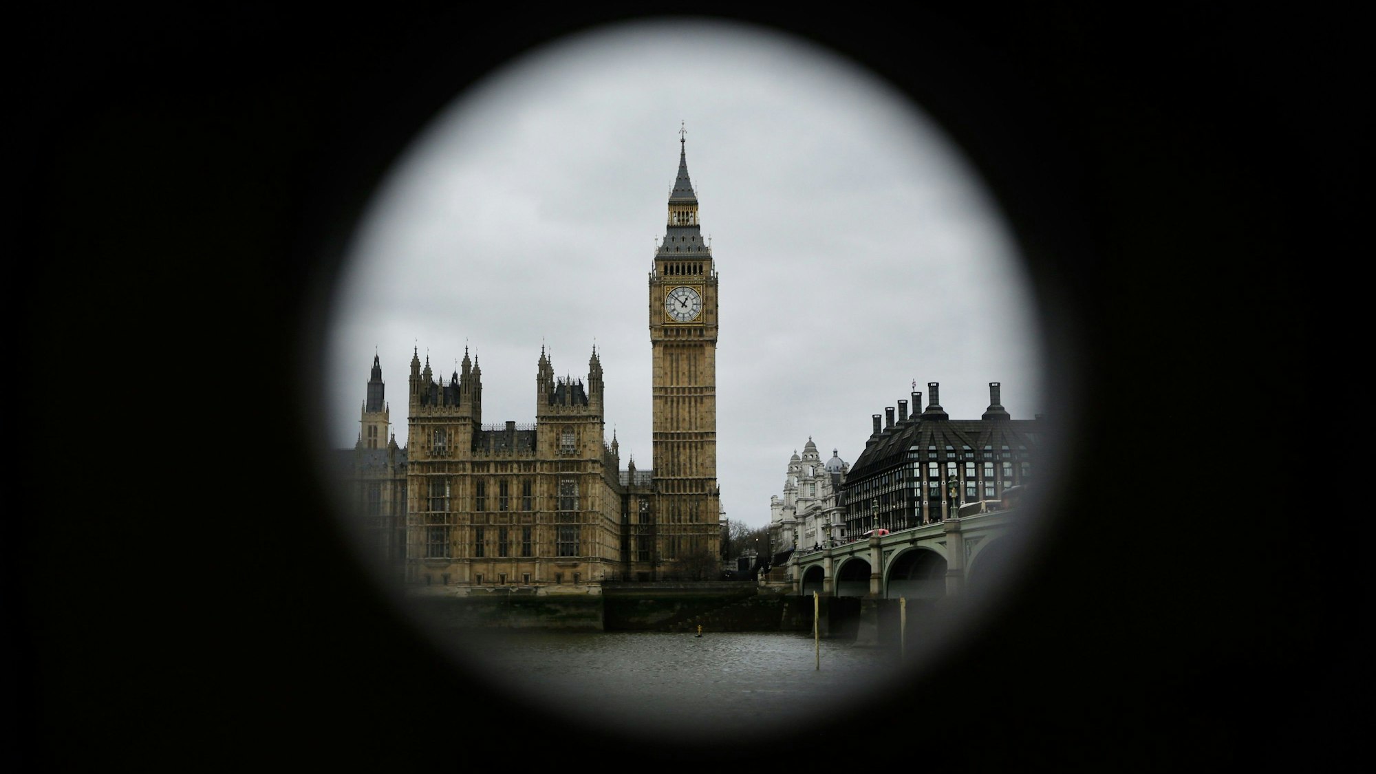 London: Der Palace of Westminster (Houses of Parliament) und der Elizabeth Tower (Big Ben) sind durch ein Loch an einem Teleskop zu sehen. (Archivbild)