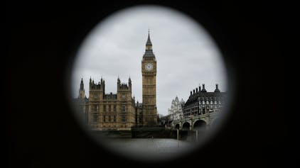 London: Der Palace of Westminster (Houses of Parliament) und der Elizabeth Tower (Big Ben) sind durch ein Loch an einem Teleskop zu sehen. (Archivbild)
