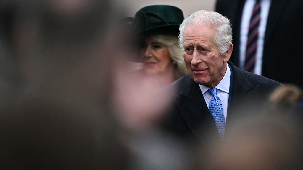 Der britische König Charles III. neben Königin Camilla am 31. März 2024 vor der<br>St. George's Chapel.