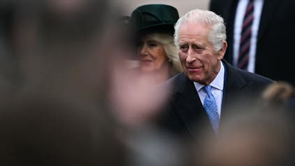 Der britische König Charles III. neben Königin Camilla am 31. März 2024 vor der<br>St. George's Chapel.