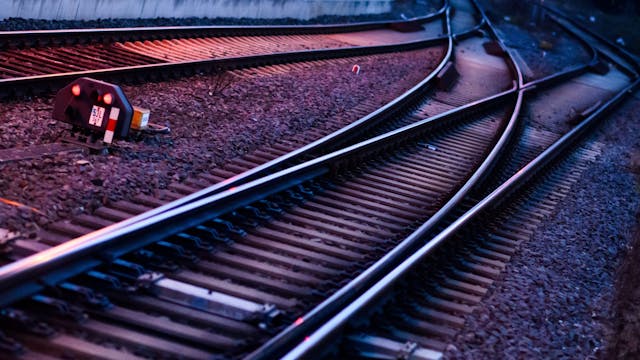 Schienen schlängeln sich durch ein Gleisbett. (Symbolbild)