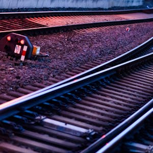 Schienen schlängeln sich durch ein Gleisbett. (Symbolbild)
