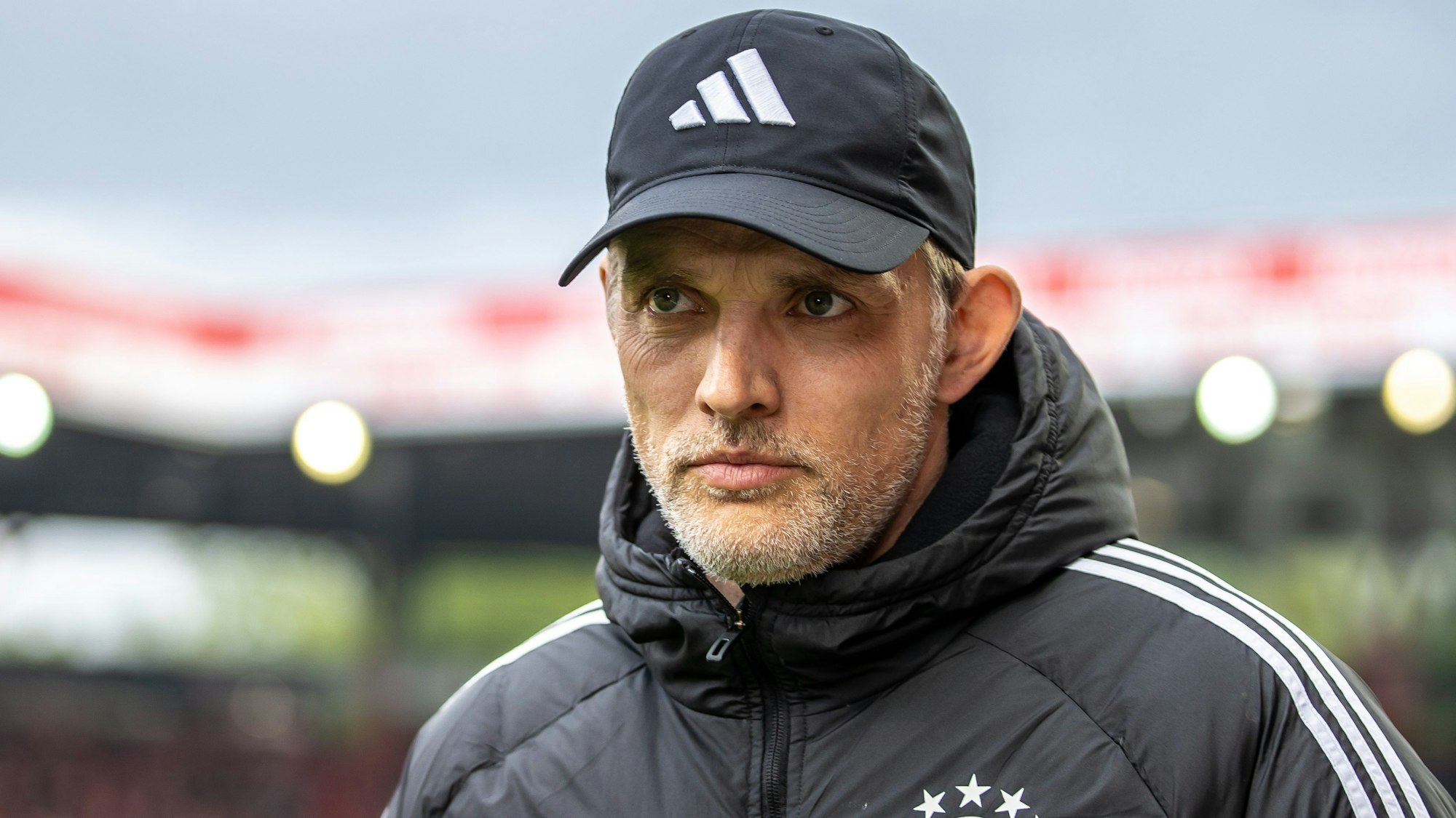 Trainer Thomas Tuchel von Bayern München blickt konzentriert vor Spielbeginn.