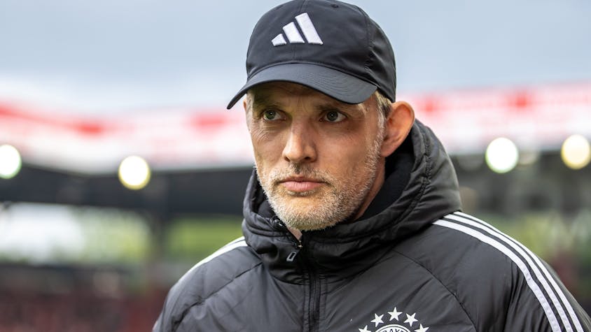 Trainer Thomas Tuchel von Bayern München blickt konzentriert vor Spielbeginn.