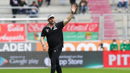 Der ehemalige FC-Trainer Steffen Baumgart verabschiedete sich nach dem Spiel gegen Augsburg (30. April 2022) von den mitgereisten Köln-Fans.