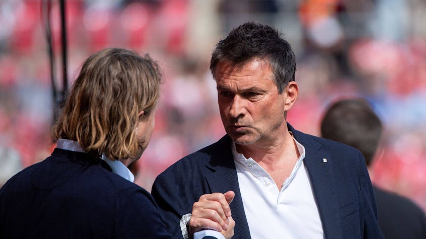 Der Mainzer Sportvorstand Christian Heidel (r.) klatscht mit FSV-Trainer Bo Henriksen ab.