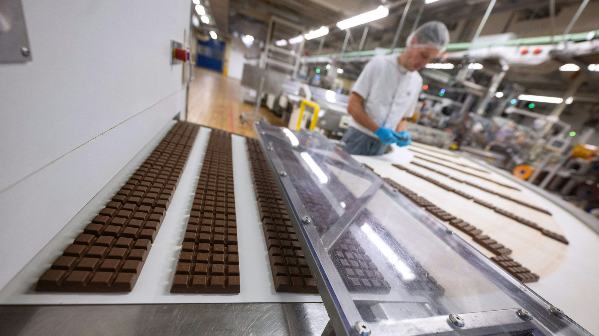 Schokoladentafeln liegen in der Produktion am Hauptsitz der Alfred Ritter GmbH & Co. KG, auf einem Laufband.