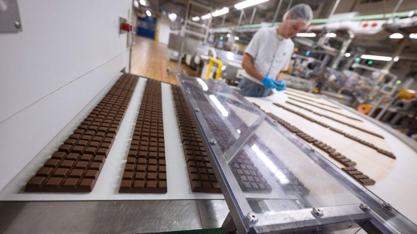 Schokoladentafeln liegen in der Produktion am Hauptsitz der Alfred Ritter GmbH &amp; Co. KG, auf einem Laufband.&nbsp;