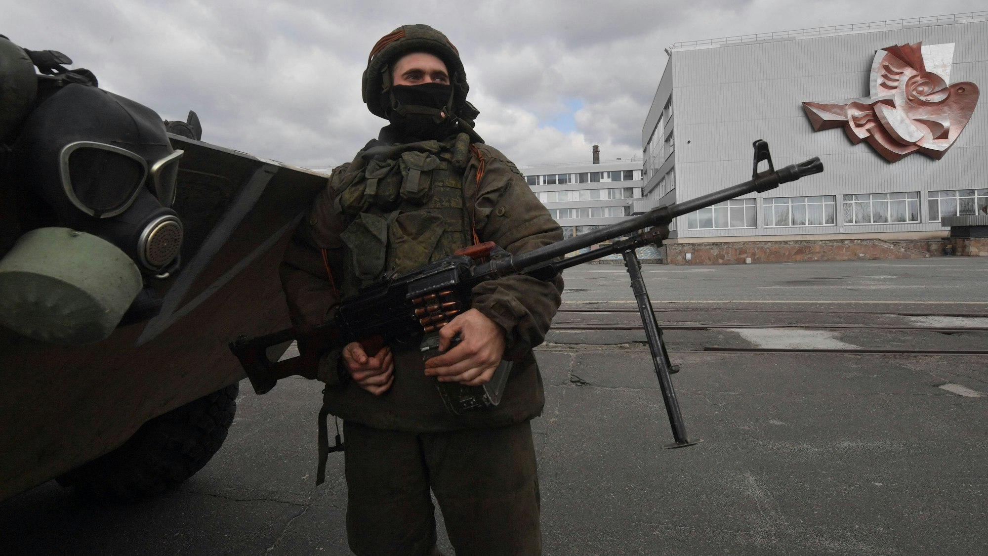 Ein russischer Soldat steht im März 2022 vor dem Hauptgebäude des AKW Tschernobyl. (Archivbild)