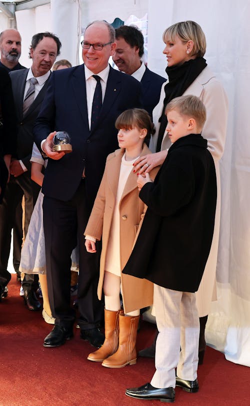 Die Zwillinge Gabriella und Jacques (9) begleiteten ihre royalen Eltern am Donnerstag nach Hamburg.