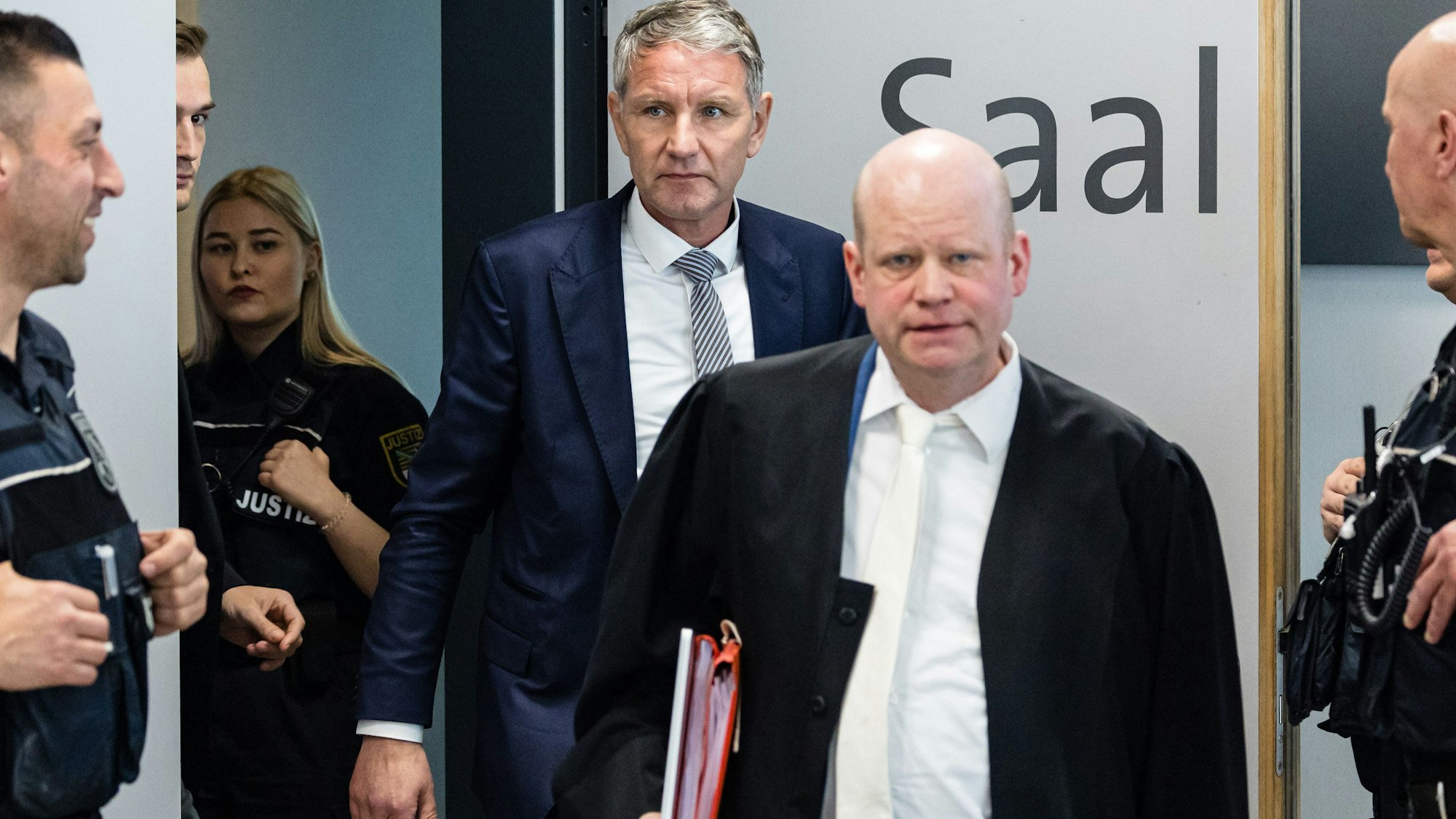 Ulrich Vosgerau und Björn Höcke im Gerichtssaal in Halle in Anwesenheit von Beamten