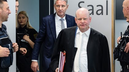 Ulrich Vosgerau und Björn Höcke im Gerichtssaal in Halle in Anwesenheit von Beamten&nbsp;
