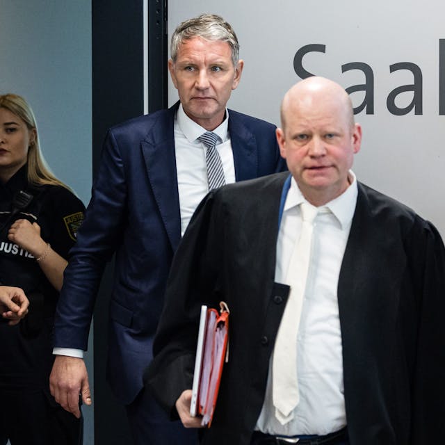 Ulrich Vosgerau und Björn Höcke im Gerichtssaal in Halle in Anwesenheit von Beamten&nbsp;