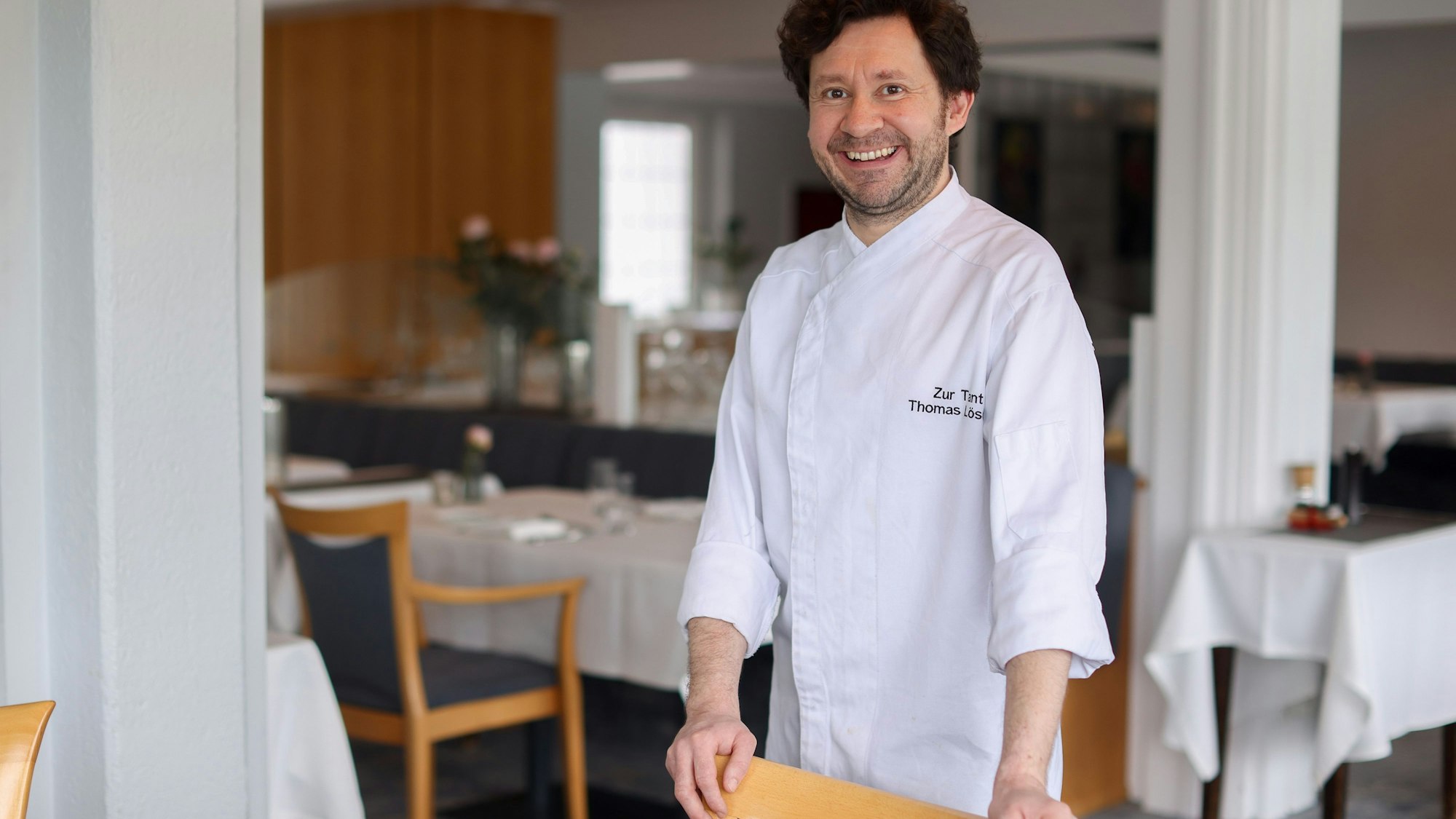 Koch und Inhaber Thomas Lösche im Gastraum seines Restaurants „Zur Tant“.
