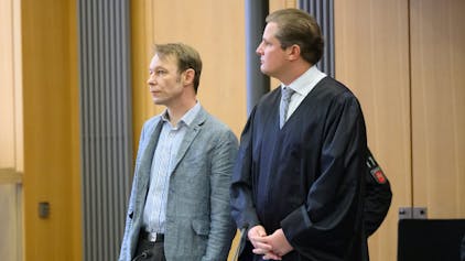 Der Angeklagte Christian B. (l) steht im Gerichtssaal im Landgericht Braunschweig neben seinem Anwalt Friedrich Fülscher. (Archivbild)