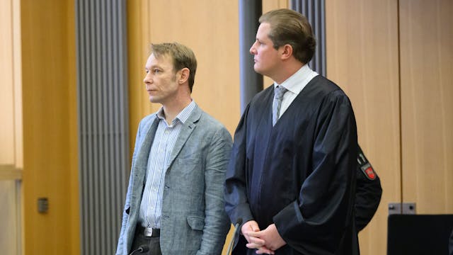 Der Angeklagte Christian B. (l) steht im Gerichtssaal im Landgericht Braunschweig neben seinem Anwalt Friedrich Fülscher. (Archivbild)