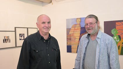 Das Foto zeigt die Galeristen Manfred Schröder und Uli Dörr in ihrer Galerie in Refrath