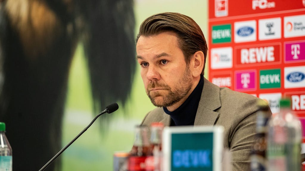 Thomas Kessler am 18. April 2024 auf einer Pressekonferenz des 1. FC Köln.