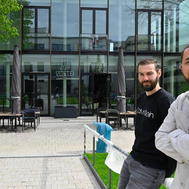 Zwei junge Männer stehen vor dem neuen Restaurant „Zur Vogtei“, das bald eröffnet wird.&nbsp;