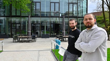 Zwei junge Männer stehen vor dem neuen Restaurant „Zur Vogtei“, das bald eröffnet wird.&nbsp;