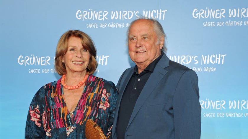 Die Schauspielerin Senta Berger und ihr Mann Michael Verhoeven auf einer Filmpremiere.