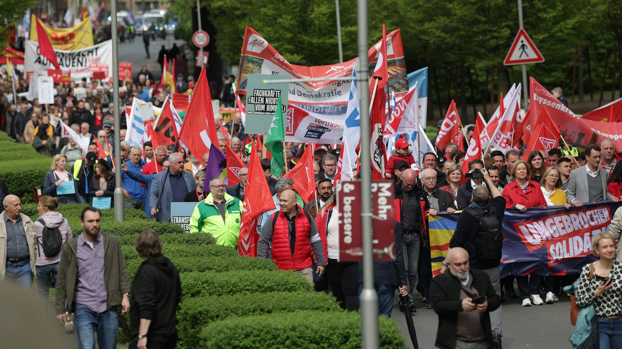 Mehrere tausend Demonstranten nehmen an der zentralen Mai-Kundgebung des DGB in Nordrhein-Westfalen teil. (Archivbild)