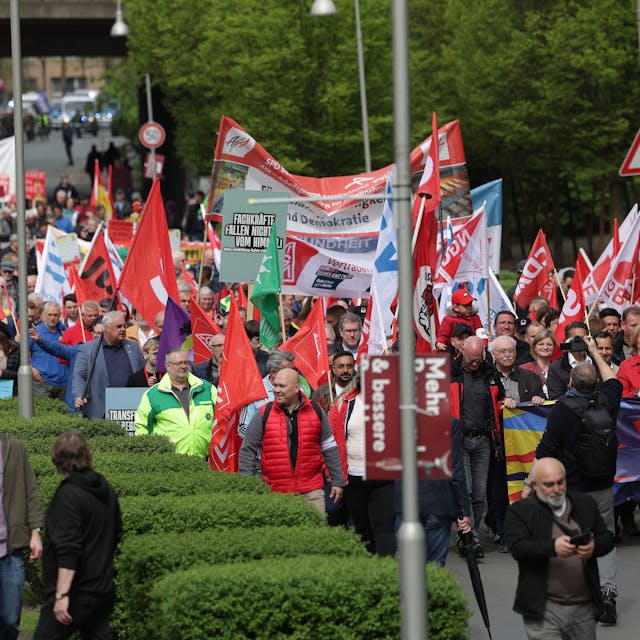 Mehrere tausend Demonstranten nehmen an der zentralen Mai-Kundgebung des DGB in Nordrhein-Westfalen teil. (Archivbild)
