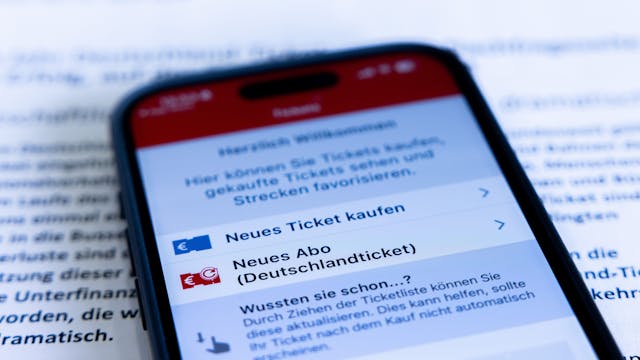 Auf einem Smartphone wird das Deutschlandticket angezeigt.