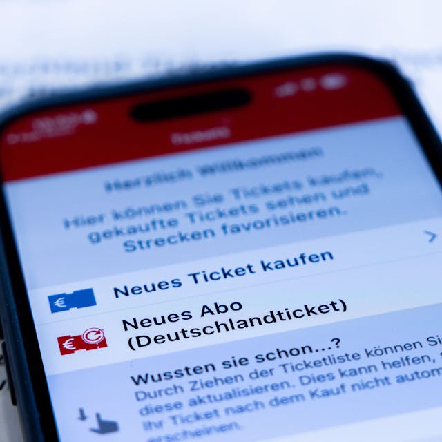 Auf einem Smartphone wird das Deutschlandticket angezeigt.