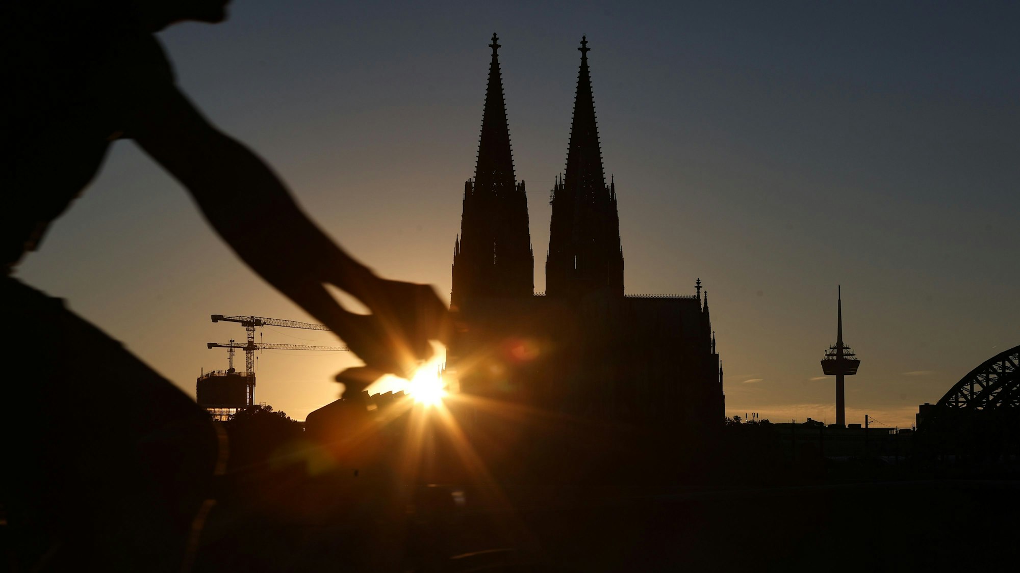 Das Köln-Panorama - die Sonne geht hinter dem Kölner Dom unter.