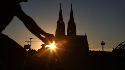 Das Köln-Panorama - die Sonne geht hinter dem Kölner Dom unter.