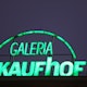 Der Schriftzug einer Filiale von Galeria Kaufhof. Der Konzern plant wohl 16 weitere Kaufhäuser zu schließen. (Symbolbild)