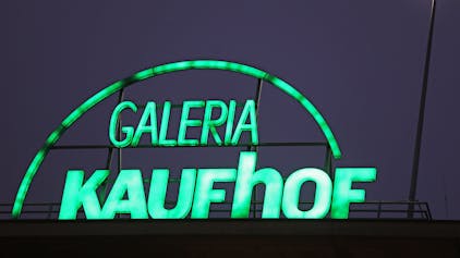 Der Schriftzug einer Filiale von Galeria Kaufhof. Der Konzern plant wohl 16 weitere Kaufhäuser zu schließen. (Symbolbild)