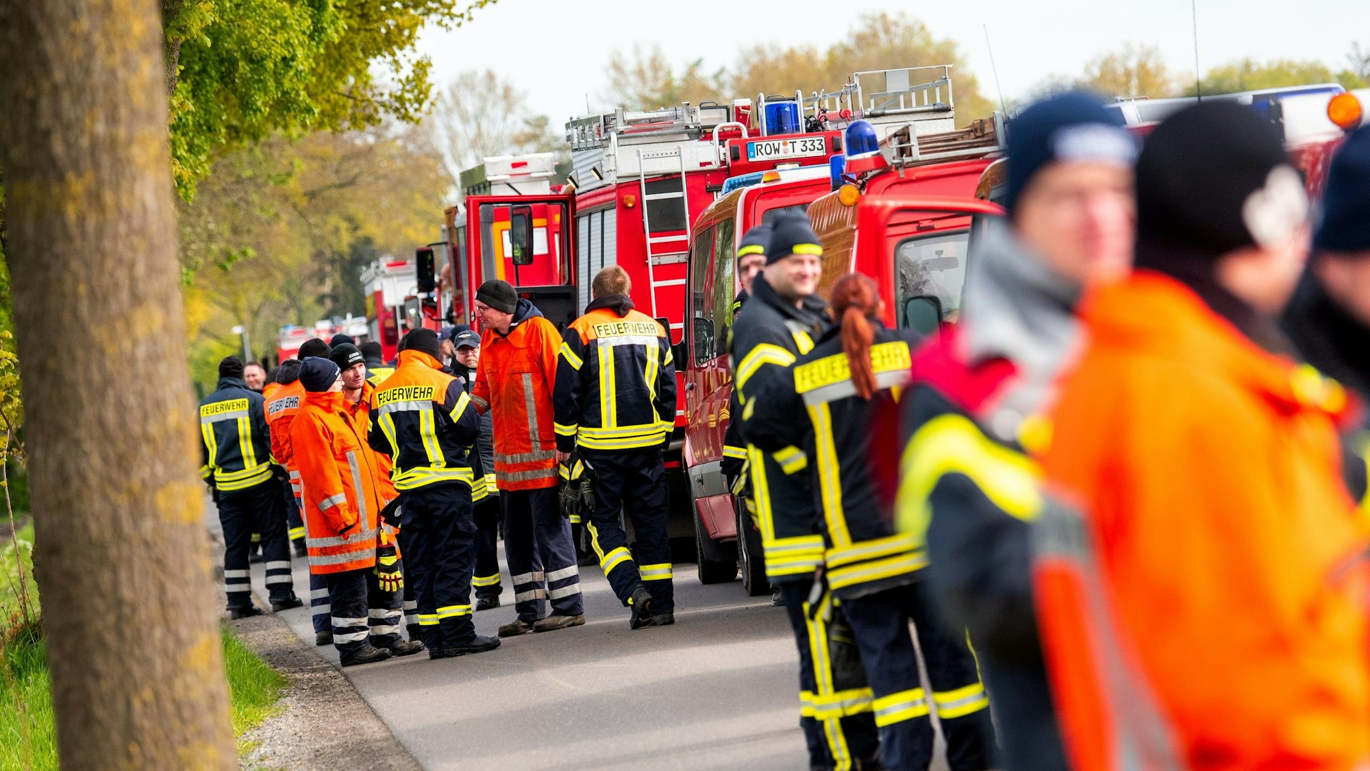 Feuerwehrleute bei einer Einsatzbesprechung im niedersächsischen Bremervörde. Die Einsatzkräfte suchen seit Montagabend (22. April) nach dem vermissten Arian. Der autistische Junge ist aus ungeklärten Gründen aus seinem Heim verschwunden.