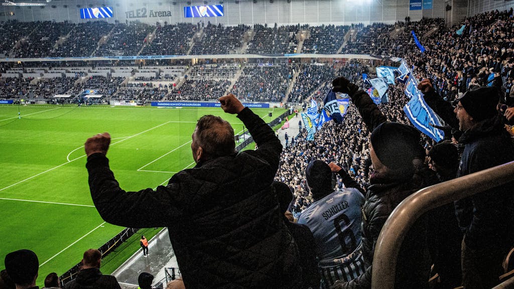 Fans freuen sich beim Spiel von Djurgardens gegen Malmö FF.