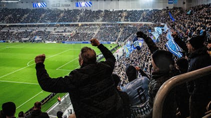 Fans freuen sich beim Spiel von Djurgardens gegen Malmö FF.