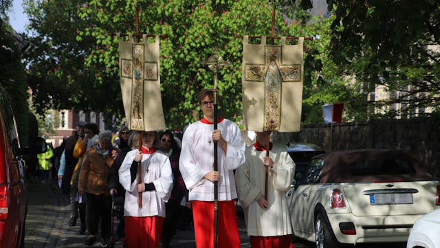 Im Wallfahrtsort Bödingen wird das Kompassionsfest seit 600 Jahren ununterbrochen gefeiert. Rainer Maria Kardinal Woelki nahm an der Prozession für die schmerzhafte Mutter teil und feierte ein Hochamt.