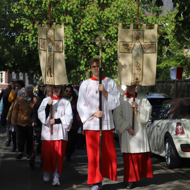 Im Wallfahrtsort Bödingen wird das Kompassionsfest seit 600 Jahren ununterbrochen gefeiert. Rainer Maria Kardinal Woelki nahm an der Prozession für die schmerzhafte Mutter teil und feierte ein Hochamt.