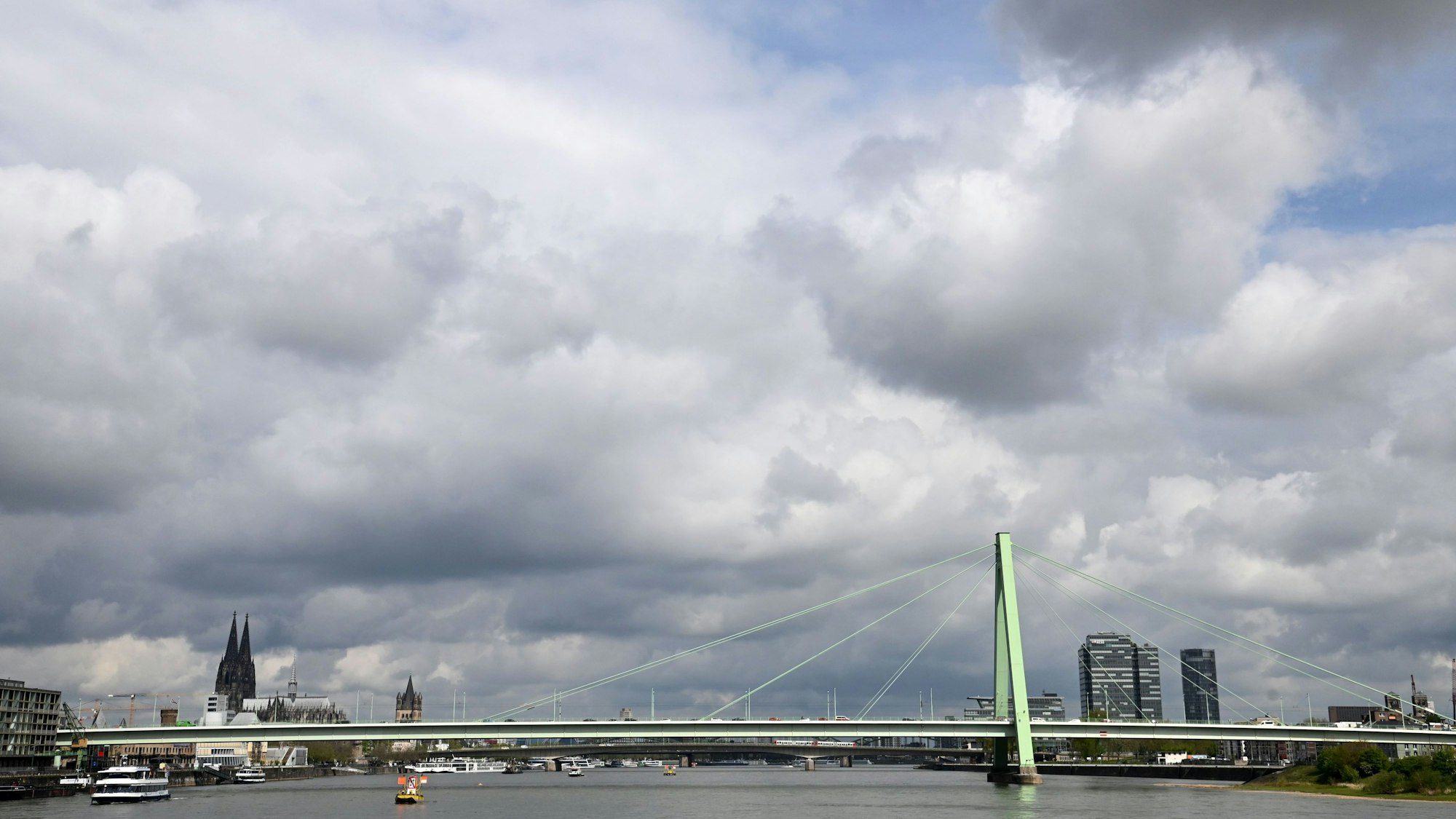 Ein Wetter Panorama mit Severins Brücke und Dom