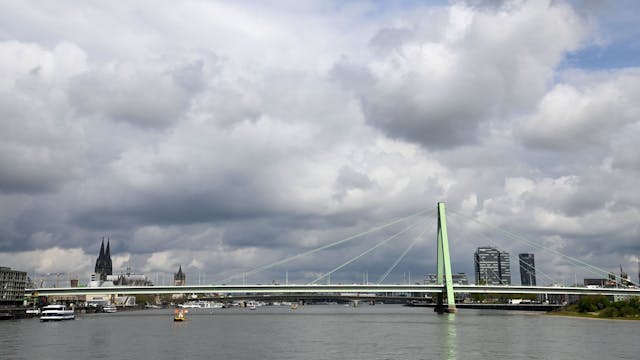 Ein Wetter Panorama mit Severins Brücke und Dom