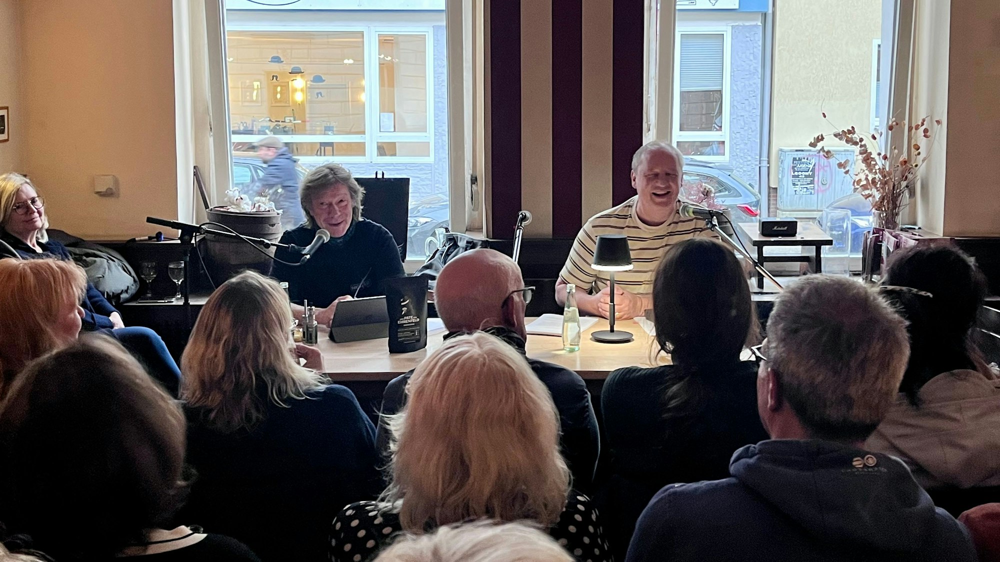 Der Sprecher und Sänger Gerd Köster sowie Autor Manfred Theisen bringen auf der Lesung das Publikum zum Lachen.