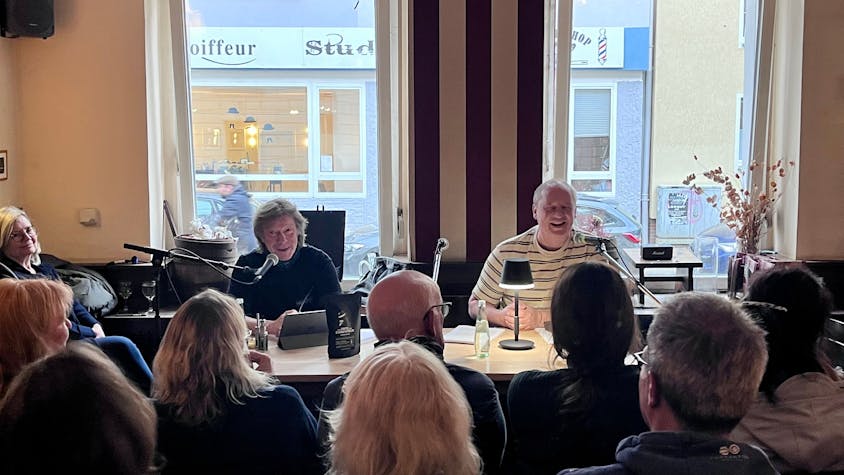Der Sprecher und Sänger Gerd Köster sowie Autor Manfred Theisen bringen auf der Lesung das Publikum zum Lachen.
