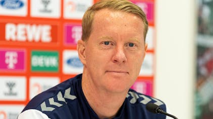 Trainer Timo Schultz auf einer Pressekonferenz des 1. FC Köln.