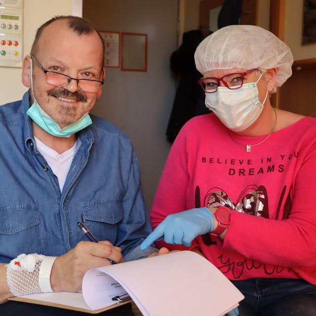 Auf dem Foto sind Peter Kühweidler und Michaela Engels-Bremer im Johanniter-Krankenhaus in Bonn zu sehen.