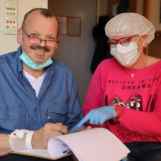 Auf dem Foto sind Peter Kühweidler und Michaela Engels-Bremer im Johanniter-Krankenhaus in Bonn zu sehen.