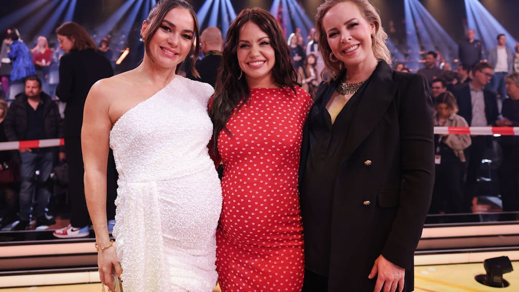 Die drei schwangeren Profitänzerinnen Renata Lusin (l-r), Christina Hänni und Isabel Emilia Edvardsson stehen in der Kennenlernshow der RTL-Tanzshow „Let's Dance“ zum Auftakt der neuen Staffel auf dem Parkett im Coloneum.&nbsp;