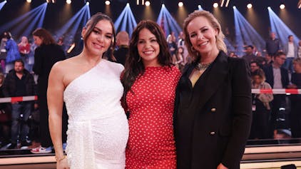 Die drei schwangeren Profitänzerinnen Renata Lusin (l-r), Christina Hänni und Isabel Emilia Edvardsson stehen in der Kennenlernshow der RTL-Tanzshow „Let's Dance“ zum Auftakt der neuen Staffel auf dem Parkett im Coloneum.&nbsp;